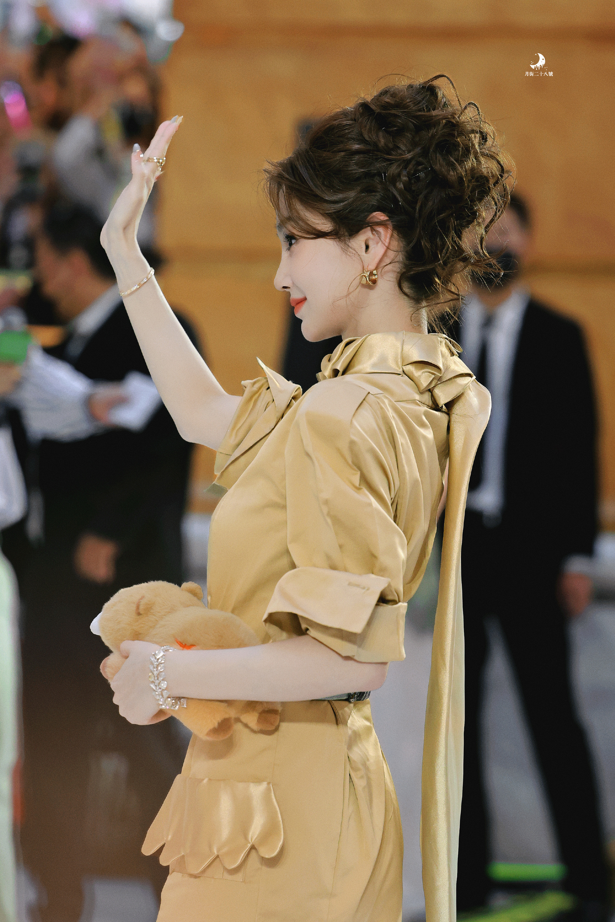 angelababy angelababy "枫叶飘向九月的乡野，我怀揣着心动与