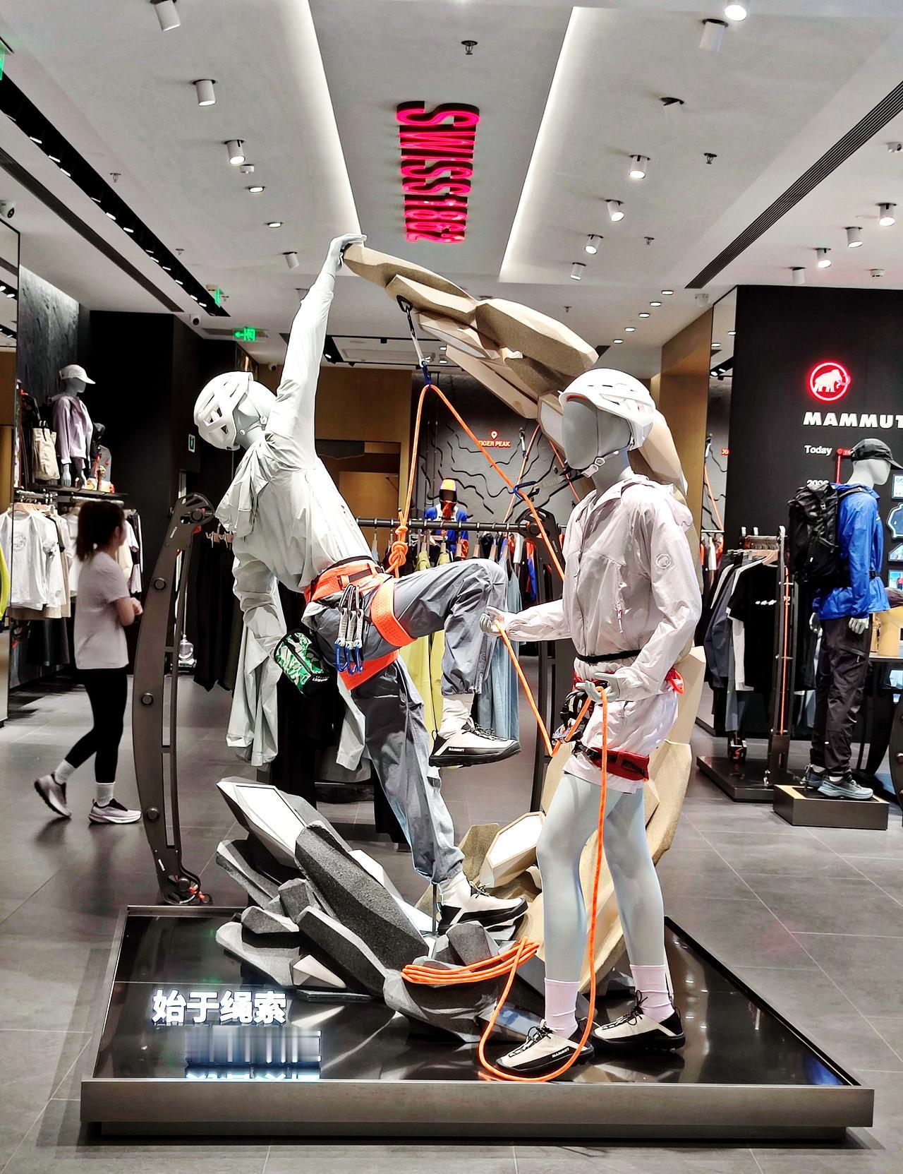 商场中的运动服饰一观。打卡沈阳万象汇铁西店，运动服饰卖场，品种丰富，时尚新潮，走