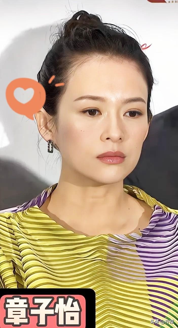 这是47岁的章子怡最真实的样子，一位观众拍下正在出席活动的她，没有修图和美化。不