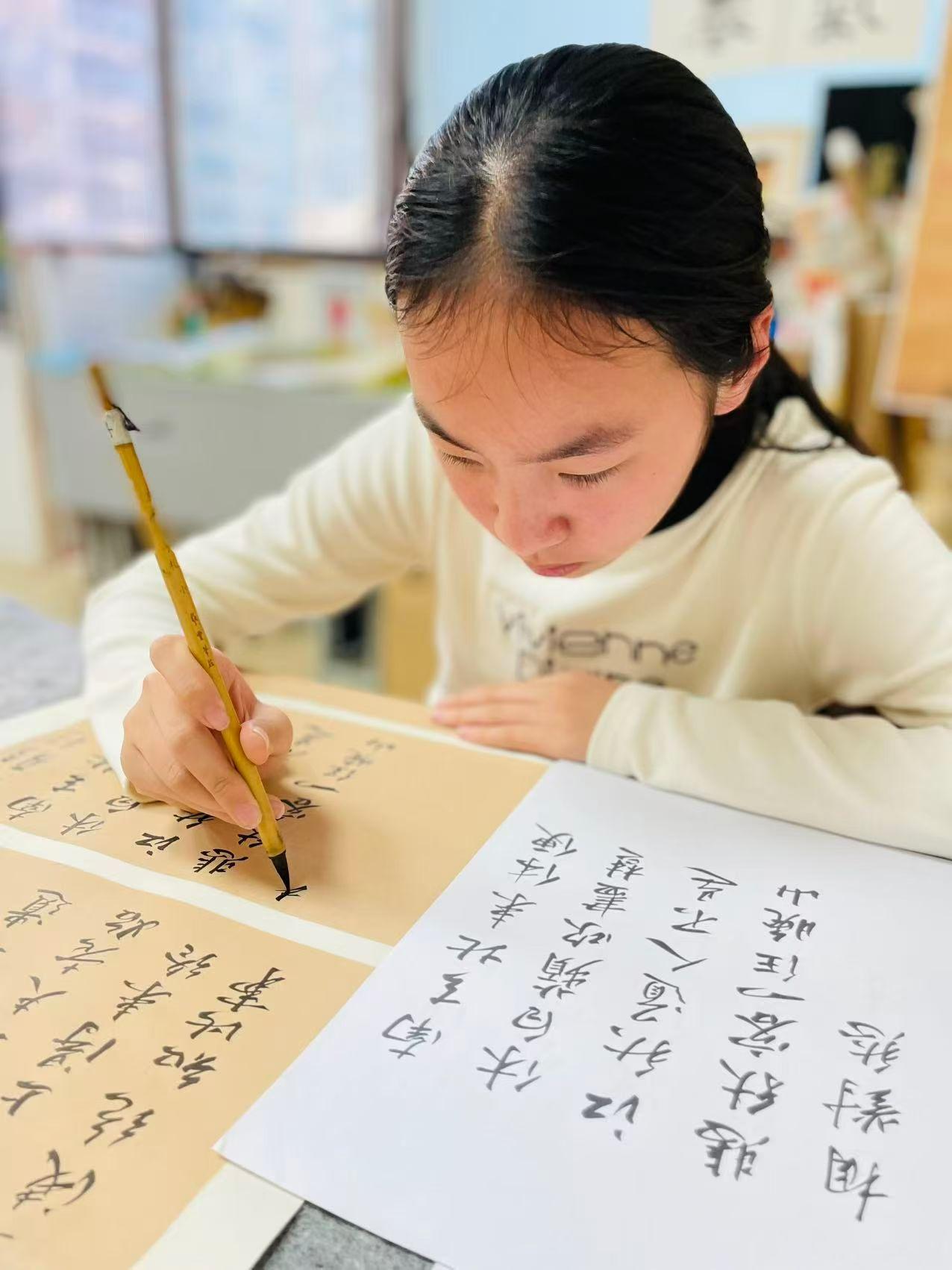 看着女儿为作品忙碌的身影，满心期待着它完成的那一刻。
（任海波）
我们苦点累点都