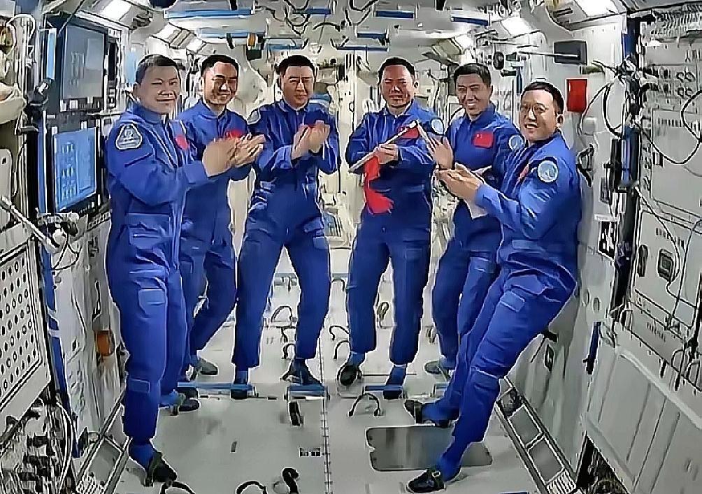 快讯！快讯！
疑遭碎片撞击，神舟二十暂停返回地球
​​11月5日，中国载人航天办