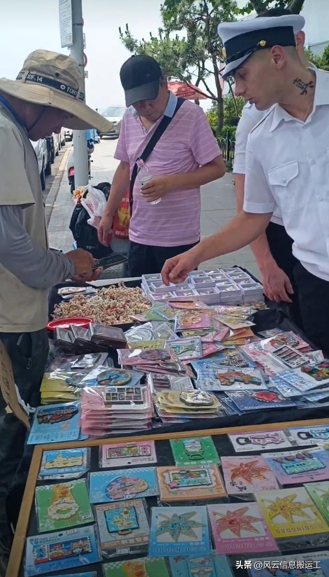 俄罗斯来青岛参加2026联合演习的水兵上岸逛街，他脖子上的纹身好像是中文，真字？