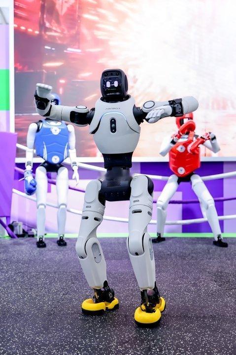 2026外滩大会  这届外滩大会把 “共创 AI 新经济” 定成了核心主题，没去