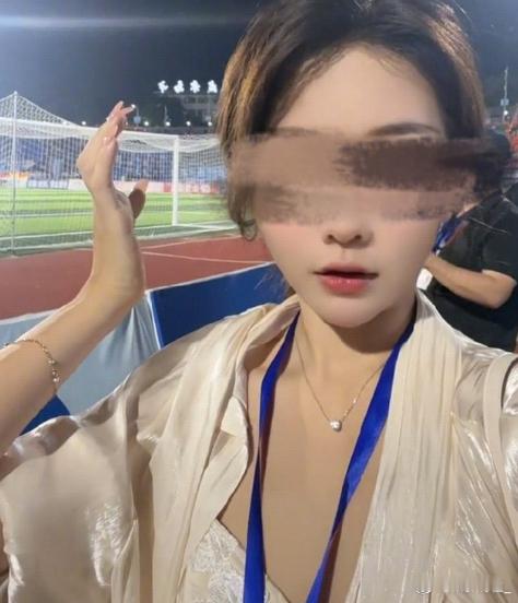 湖南一女主播收到炸弹包裹被炸伤 标题应该改男子用炸弹包裹炸伤主播，邮寄炸弹啊！！