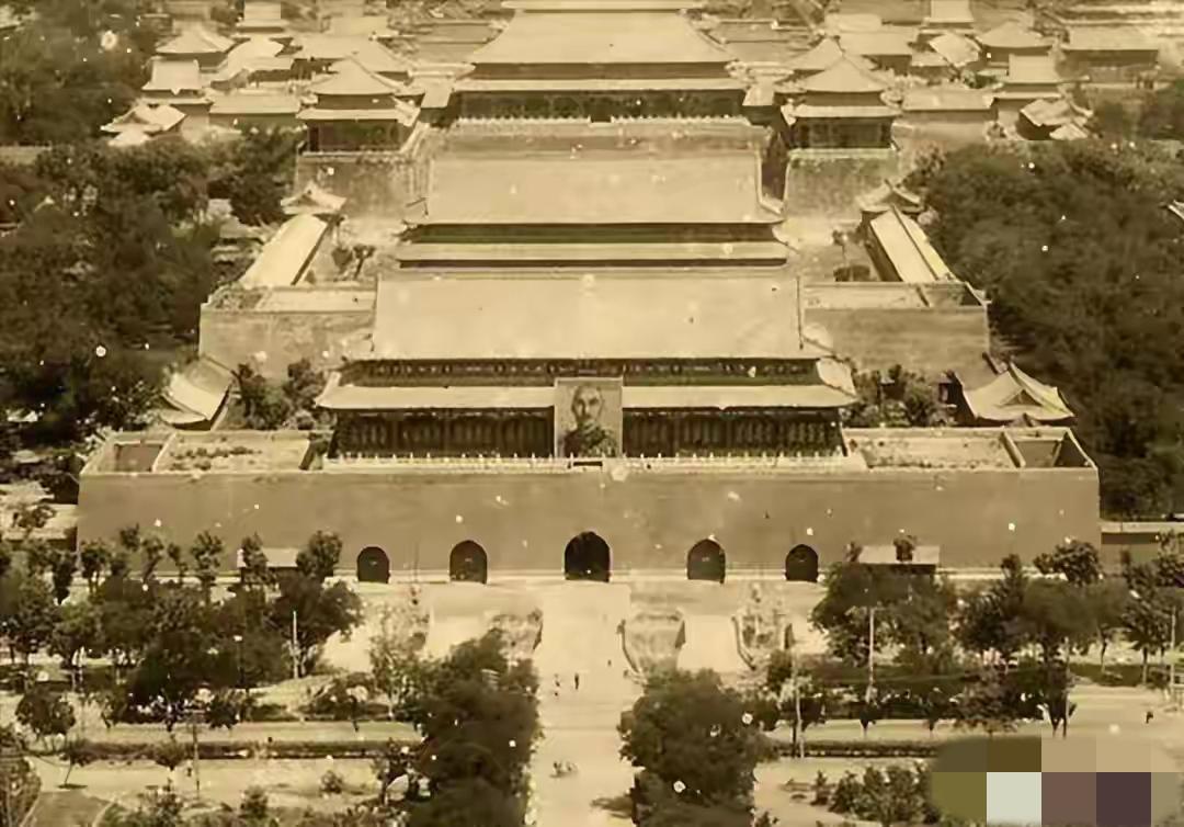 你知道吗？1949年以前，天安门城楼上挂的蒋介石的画像。

1945年抗战胜利后