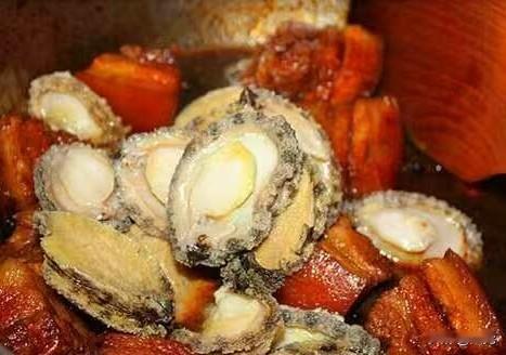 今天，我才吃过鲍鱼红烧肉。
鲍鱼、红烧肉大家都吃过，但鲍鱼和红烧肉做成一道菜可能