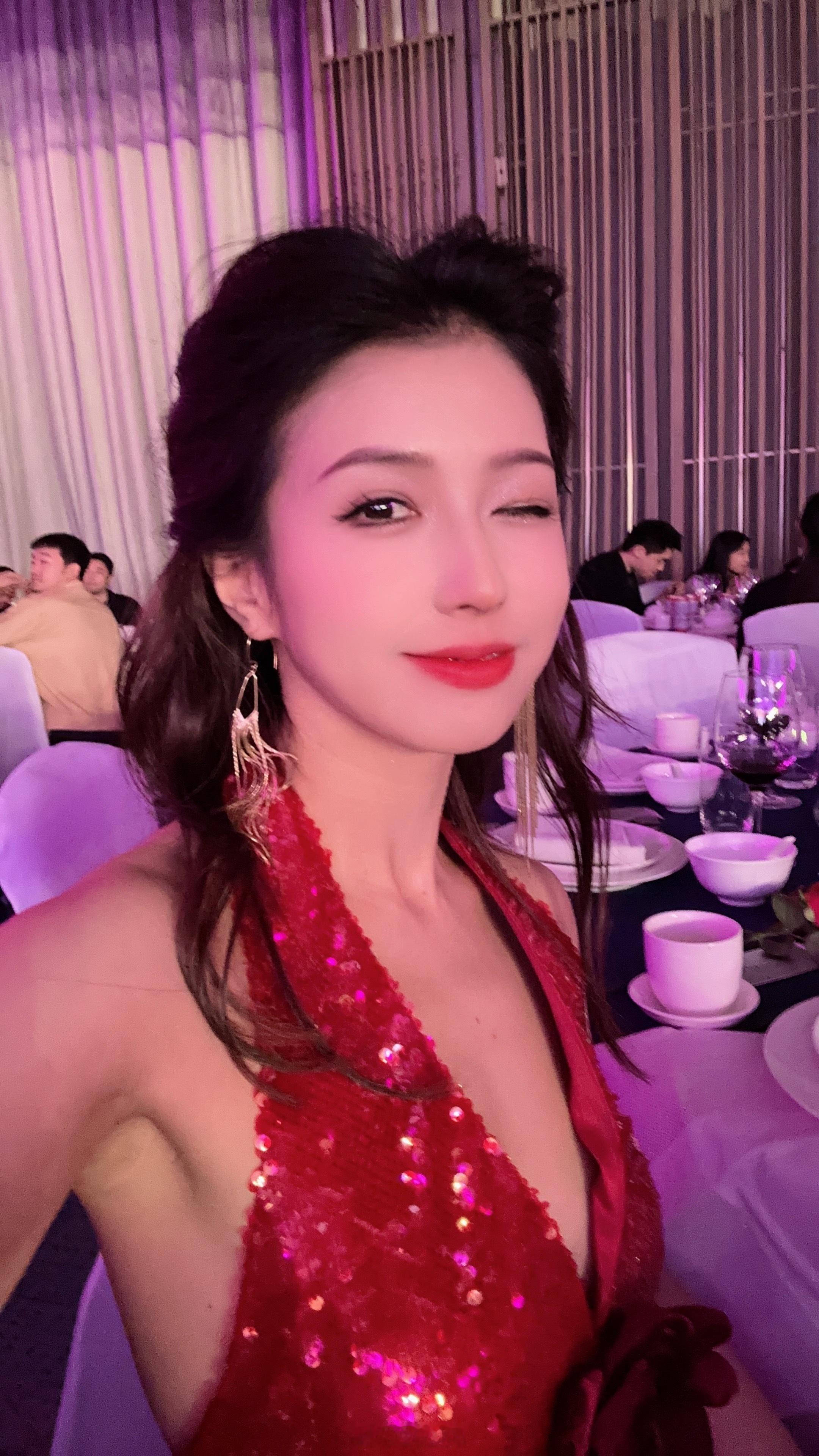 今天年会跳舞+唱歌，好开心[爱你][舔屏]  ​​​