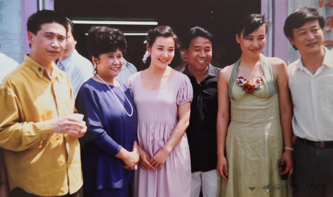 几位演员的同框合影里，看了一下只认出了两位，如果能全部认出的说明你的眼睛太毒辣了
