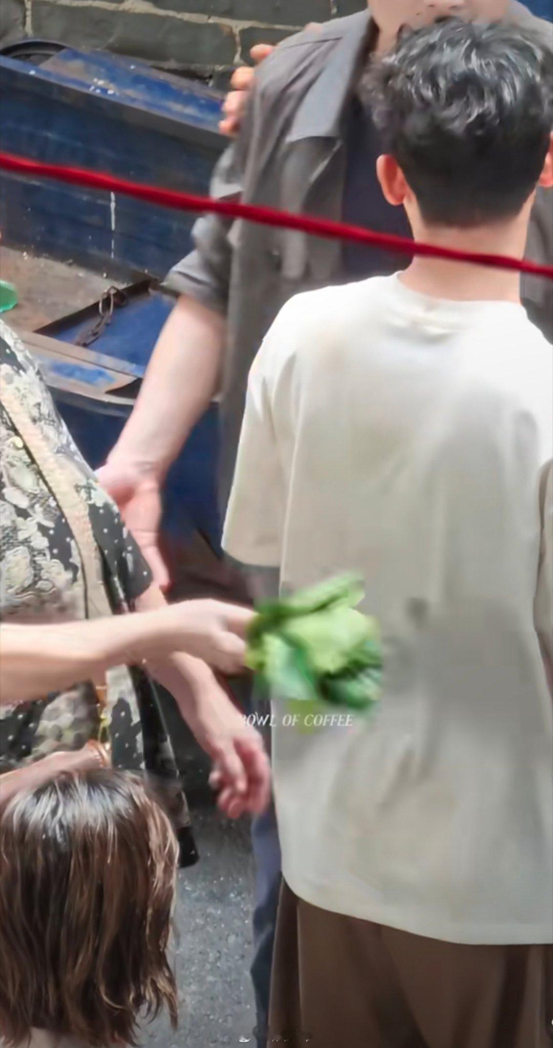 张晚意但愿人长久路透，被家人拿着柚子叶拍拍拍赶走霉运 
