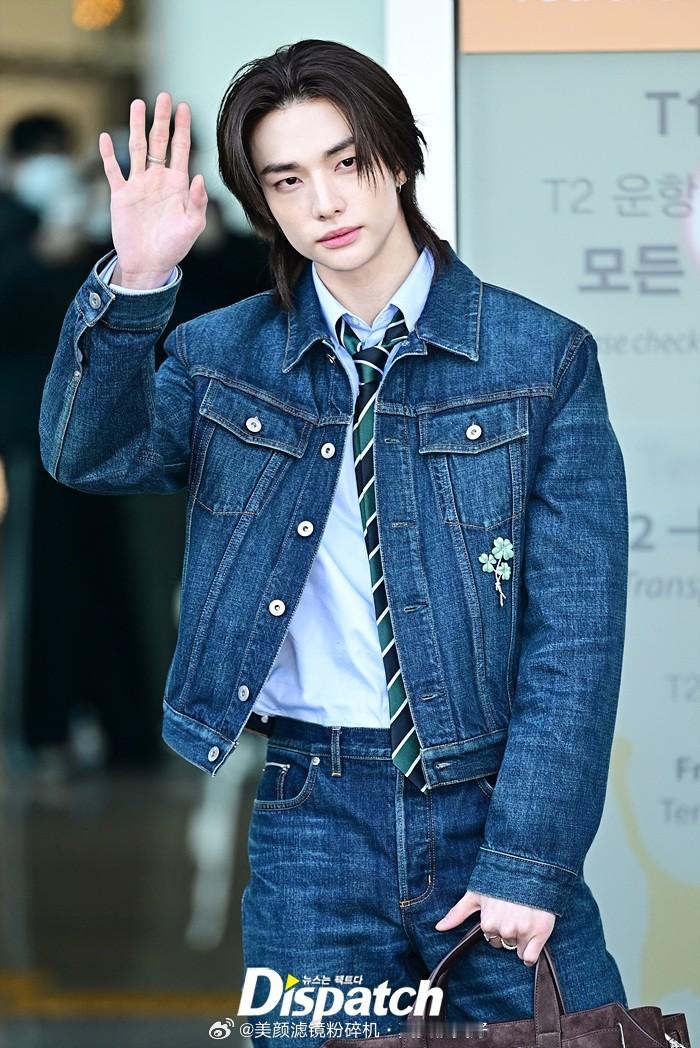 黄铉辰今日机场新闻图 