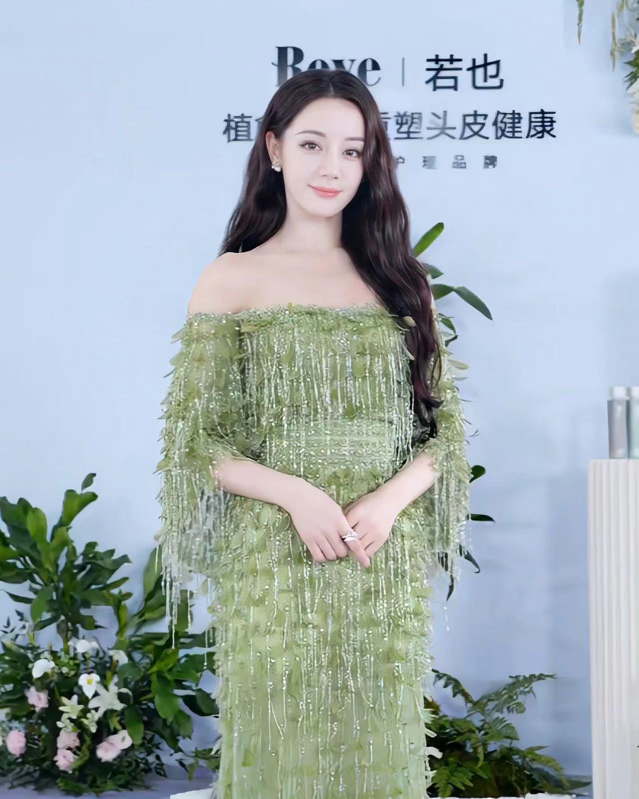 #迪丽热巴绿野仙踪造型# 迪丽热巴今日直播造型，绿色系妆造清新甜美，状态好好！[