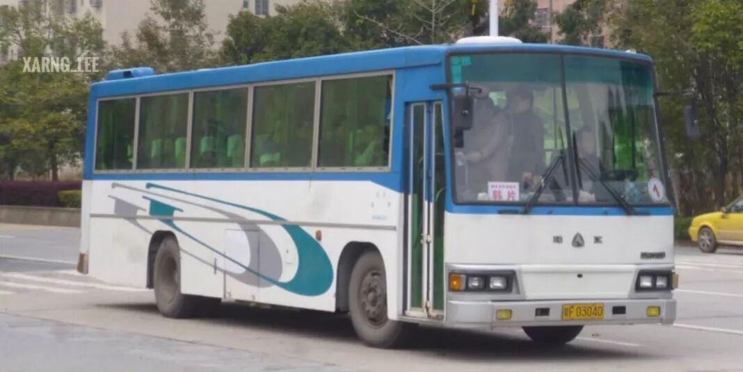 九十至千禧年广东主力：珠江牌长途大客车！

因为价格不高，许多运输公司选购它的主