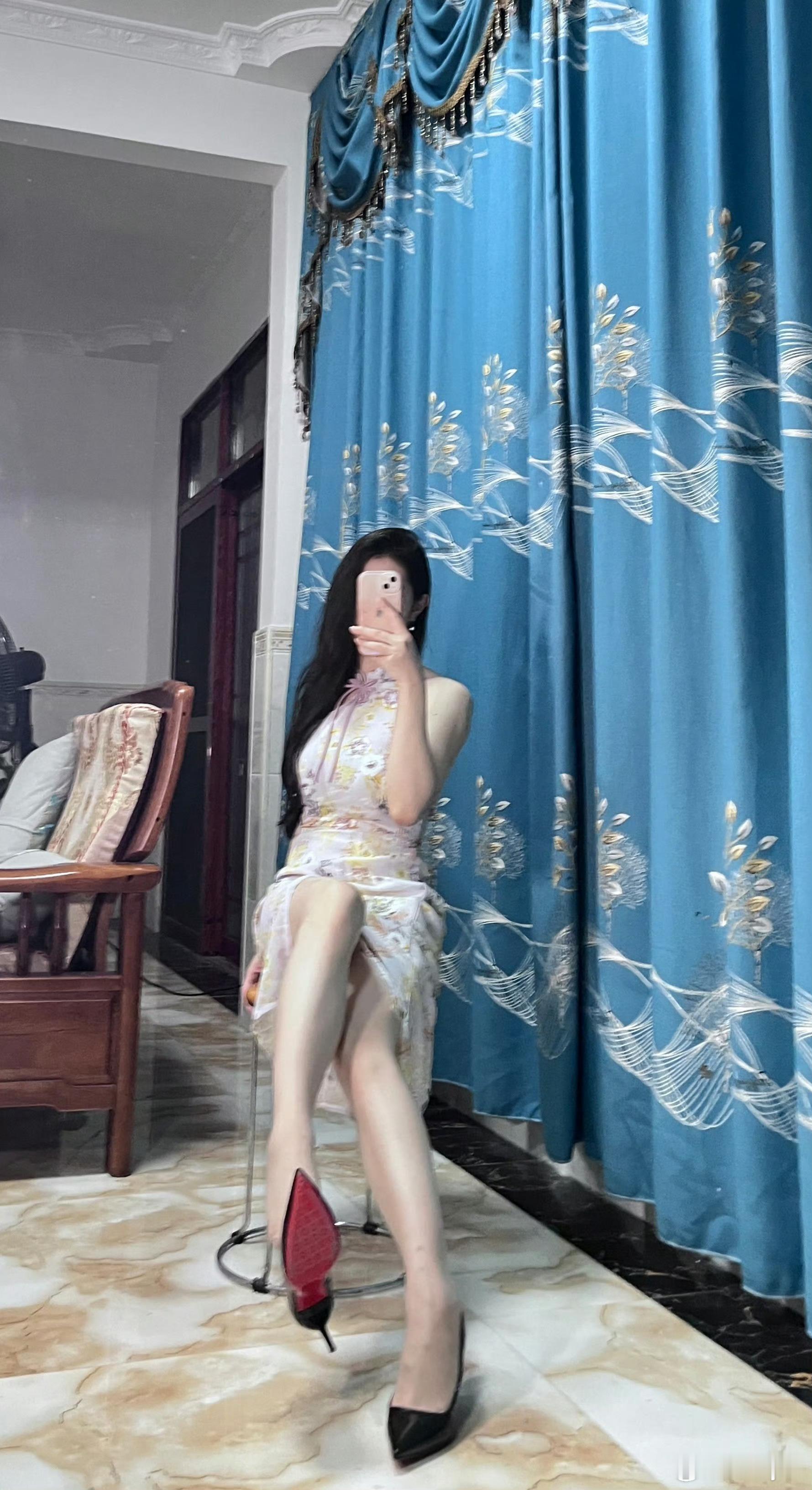 你去照一下镜子，看我女朋友多美  