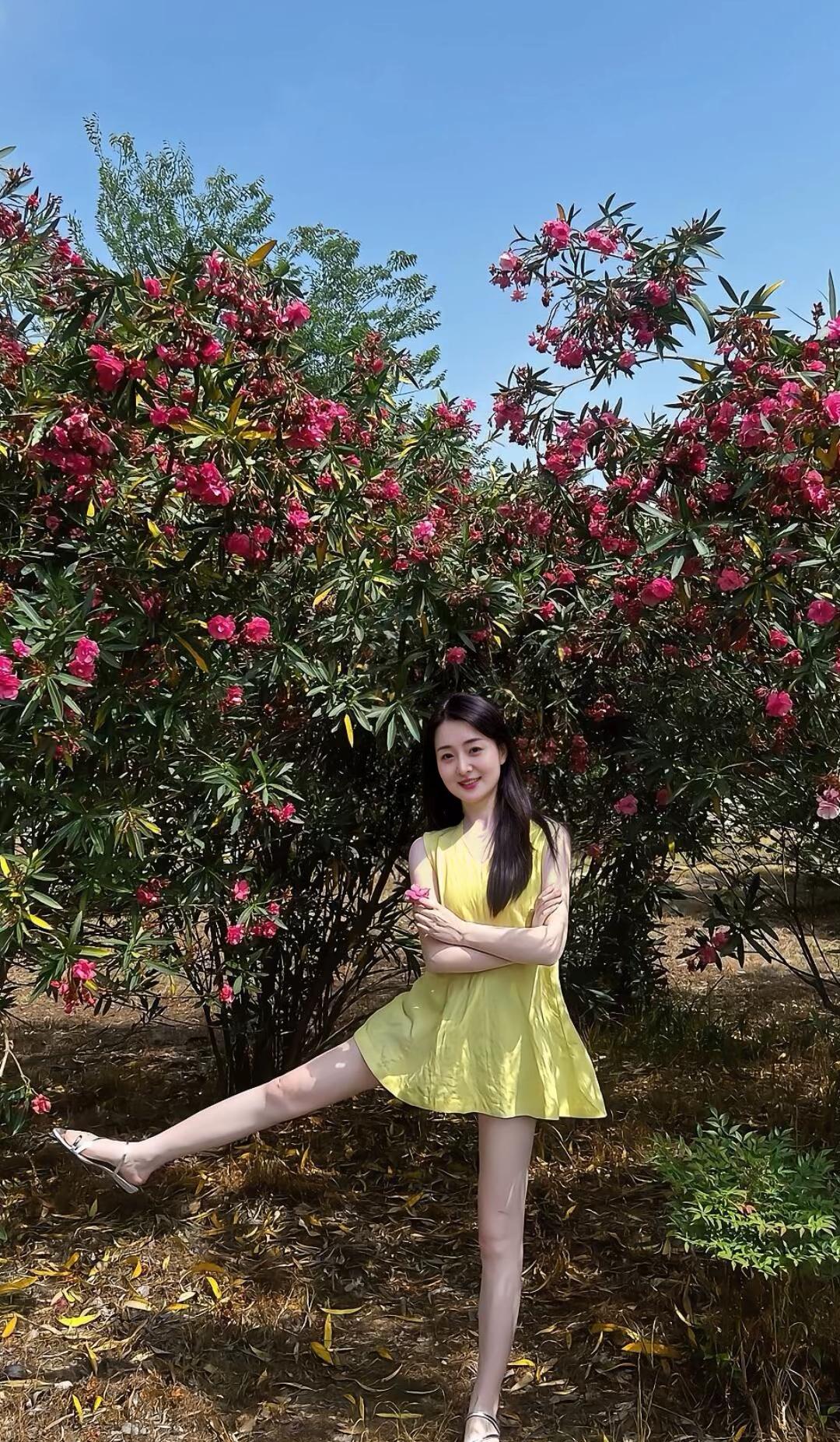 花间美人笑，春风满面来。