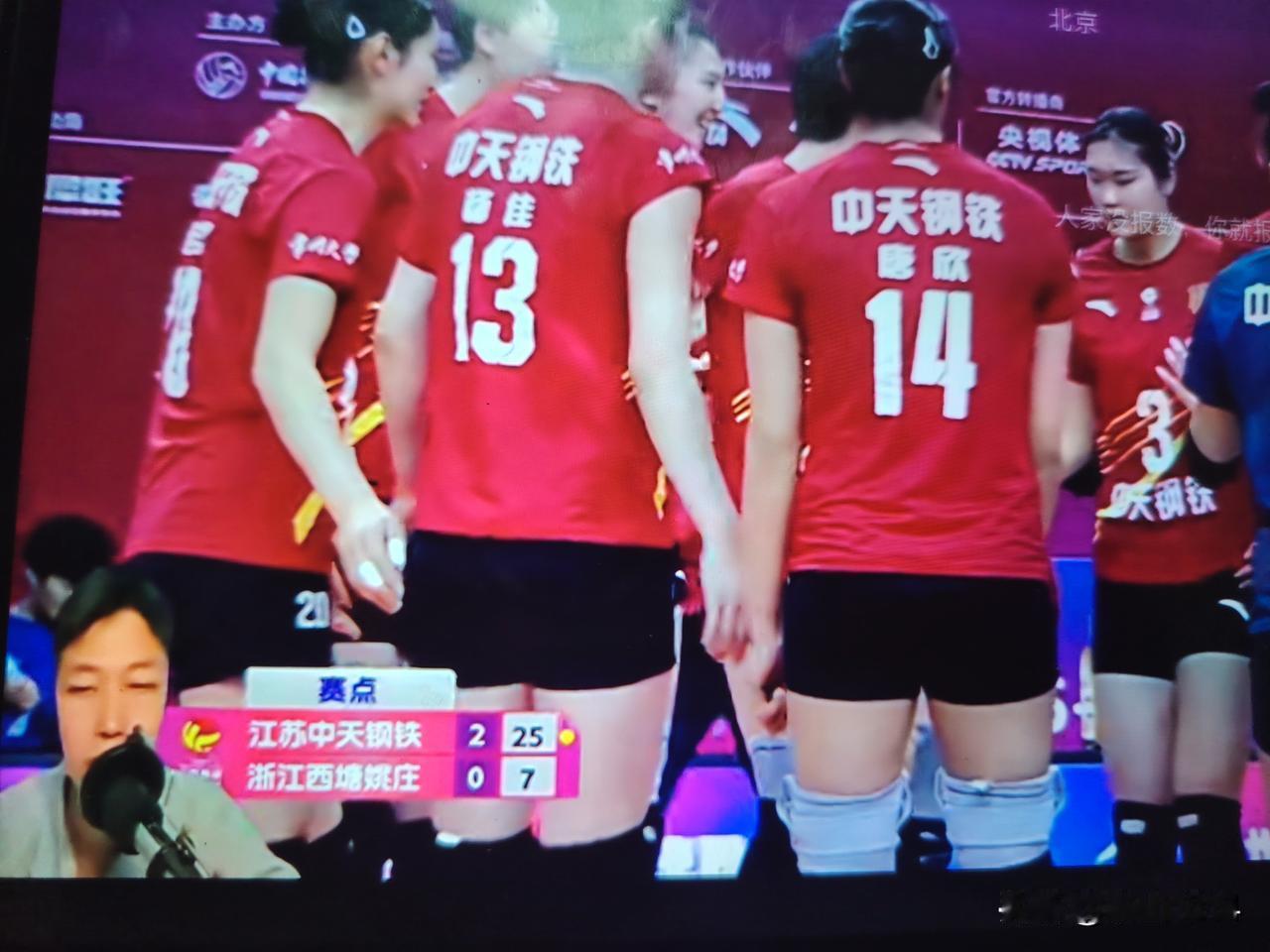 快讯：排超季后赛 江苏女排以3：0快速赢了 浙江女排

第一局 浙江女排刚开始发