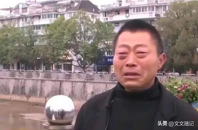 他收留脑伤流浪汉17年，就当养个傻弟弟，没想到17年后流浪汉突然站起来：我想起我