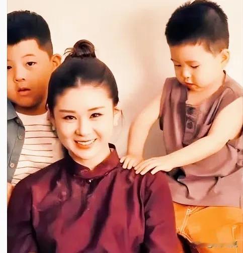演员李小萌好幸福啊！两个儿子知道心疼妈妈了。小儿子胖乎乎的脸十分的可爱。大儿子虎