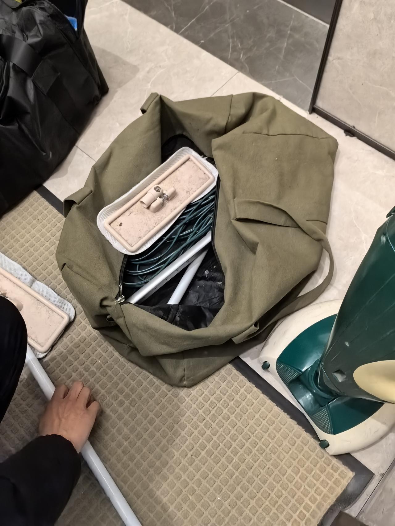 还以为物业费没白交呢
      我们小区很小，没几幢楼，物业费高，物业啥事不做