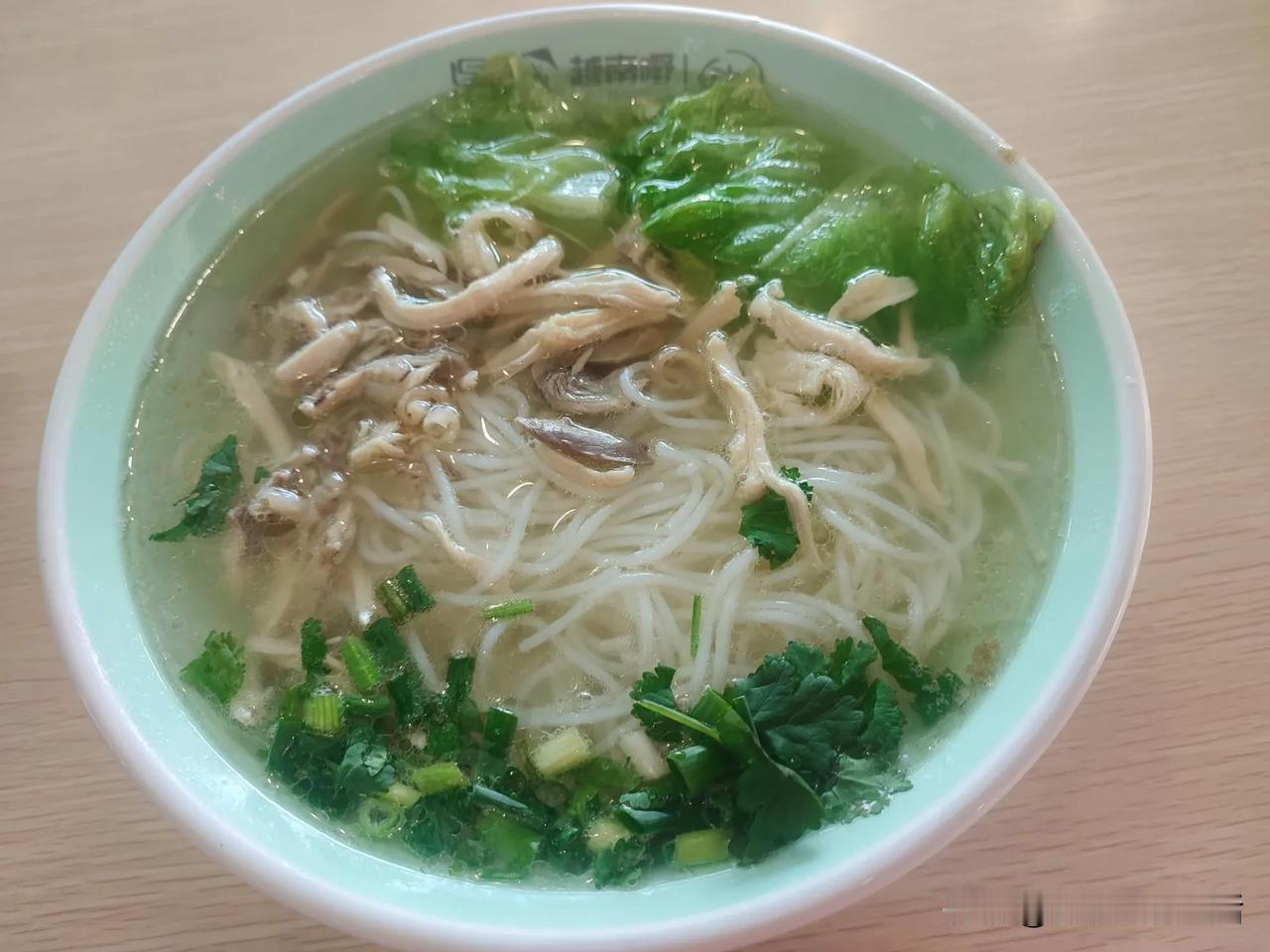 今日份午餐在北海，味道不错
越南鸡丝粉，每份20元
越南春卷，每份22元
海苔虾