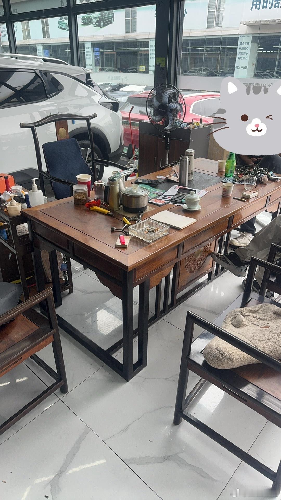 隔壁店老板刚给我发消息 这张桌子500元处理给我有没有性价比啊[流鼻血][流鼻血