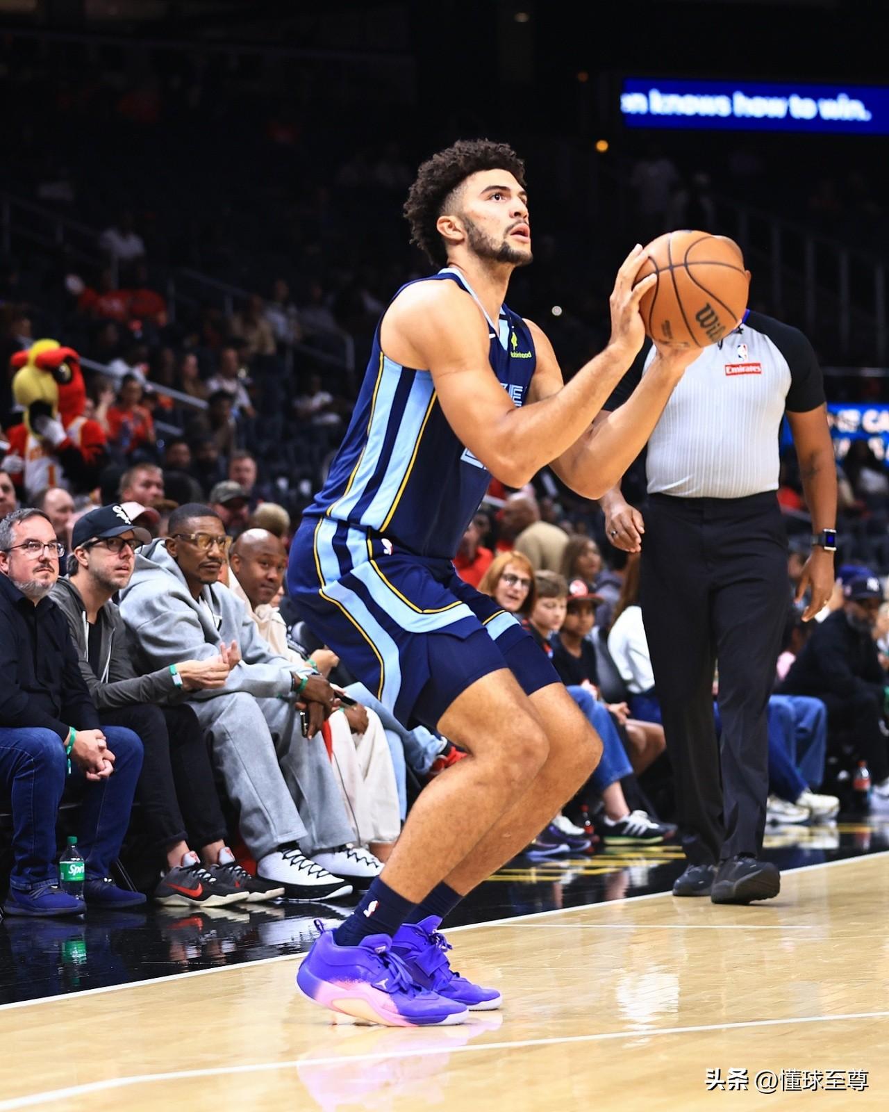 欢迎来到NBA，探花布泽尔首秀15投仅2中拿到11分！

在今天灰熊与爵士的NB