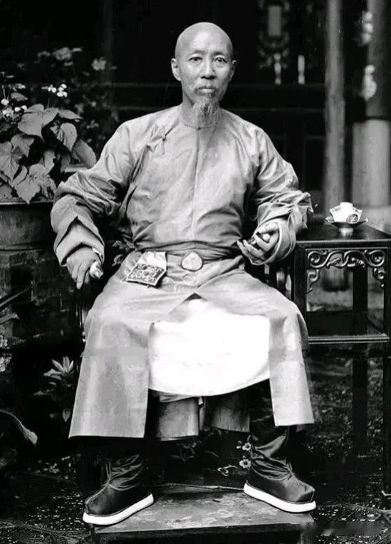 晚清民国时期的六位爱国外交官，堪称中国脊梁：
一、杨儒
1900年，八国联军侵华