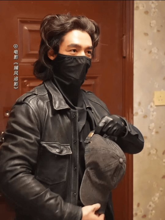 此沙一看就是成龙资深粉 此沙身上有彝族人的神秘野感，很适合演一些武戏，有古早港味