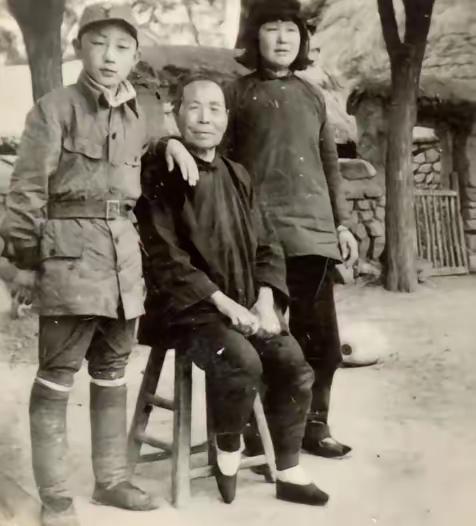1944年，女侦察员刘杰英被日军活埋，在敌人走后，村民们都围了上来，却有人发现泥