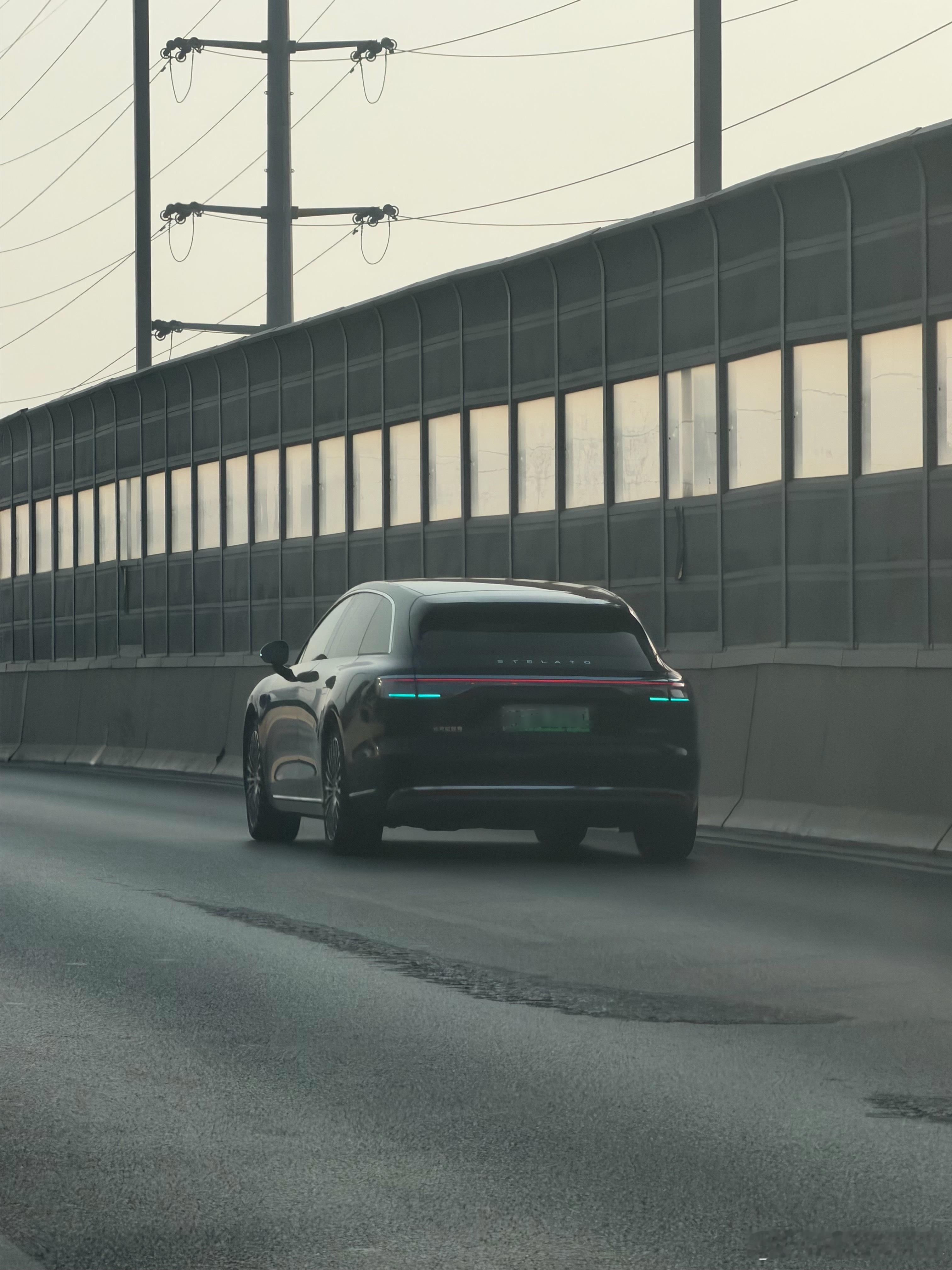 路上遇见一辆享界S9T，这车是真好看啊！关键开车的是一位漂亮的小姐姐 西安