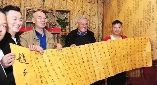 2014年，成龙高调举办60岁寿宴，成龙打电话给赵本山：“赵兄，过几天就是我60