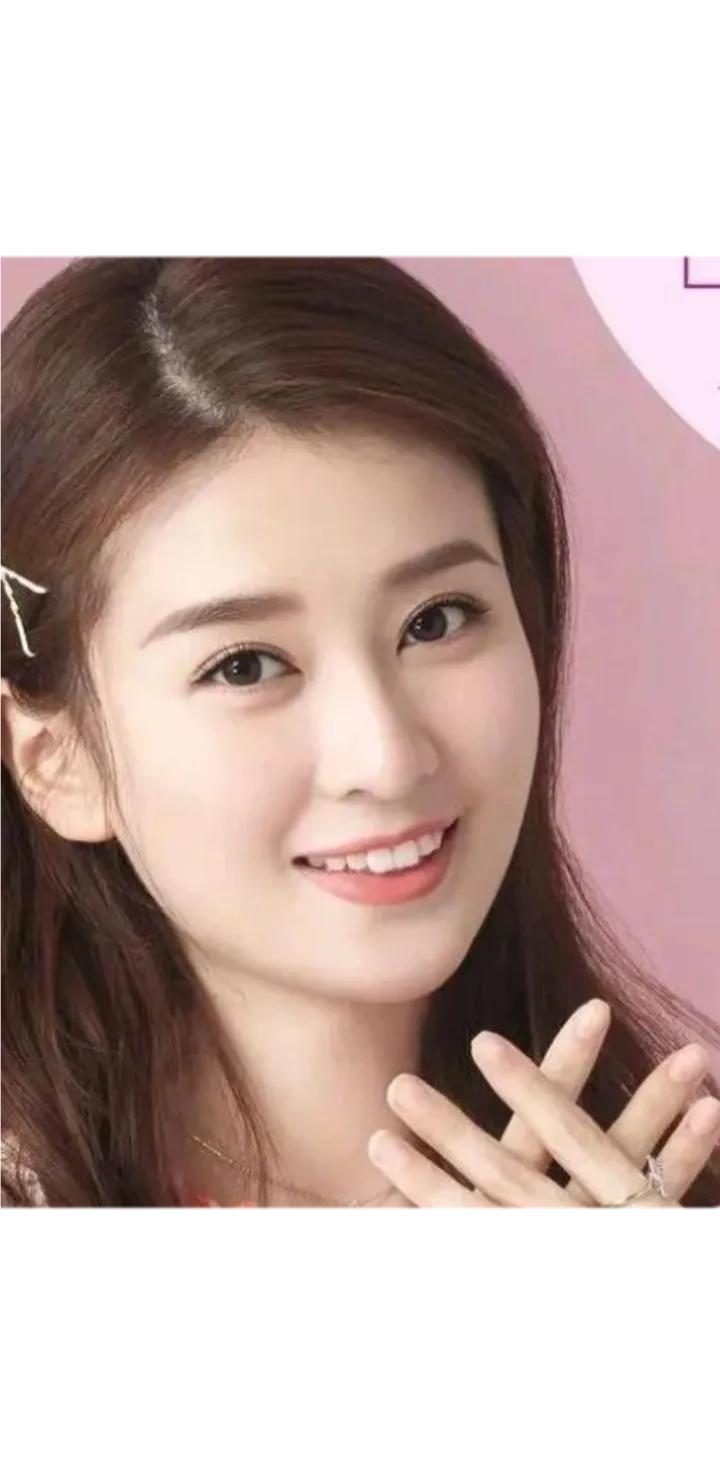 乔欣婚后亮相引猜测，怀孕传闻背后的生育压力

乔欣婚后首次公开亮相，身形变化引发