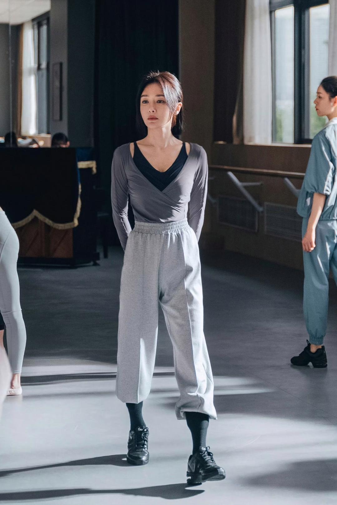 秦岚这组职场穿搭，把“温柔又有力量”的气质焊在了日常里！

谁能拒绝这种松弛感职