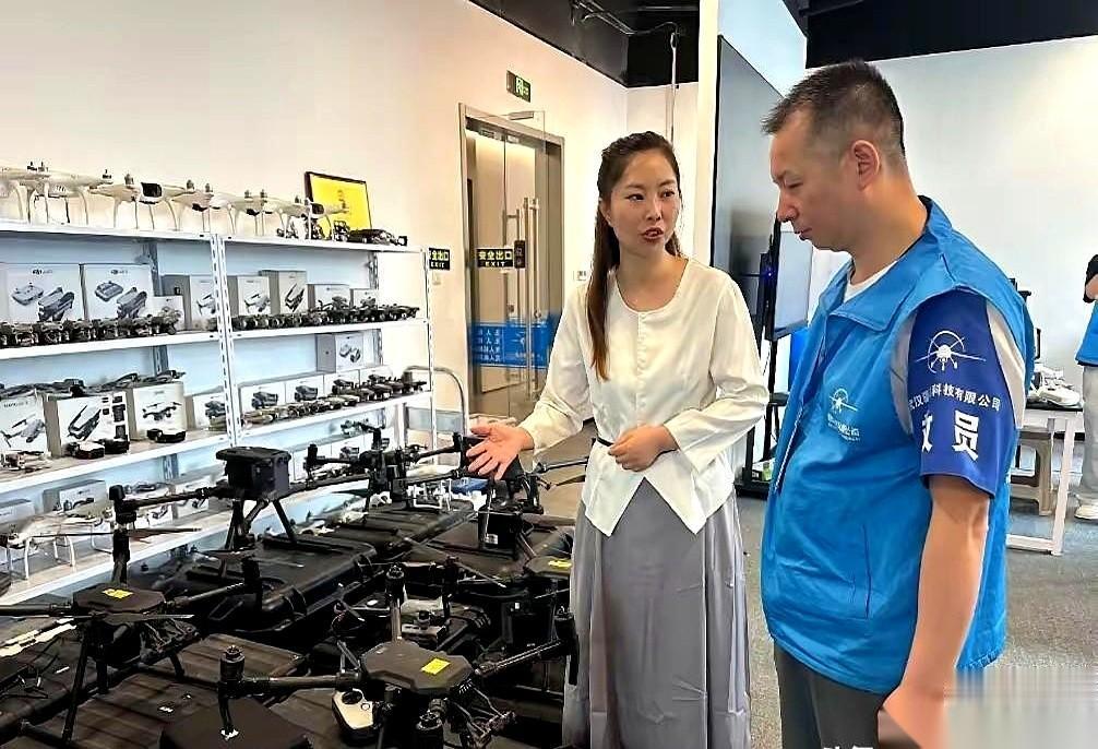 一年修6000多台无人机，年赚500万！
武汉这个90后妹子，真是一巴掌扇醒了无