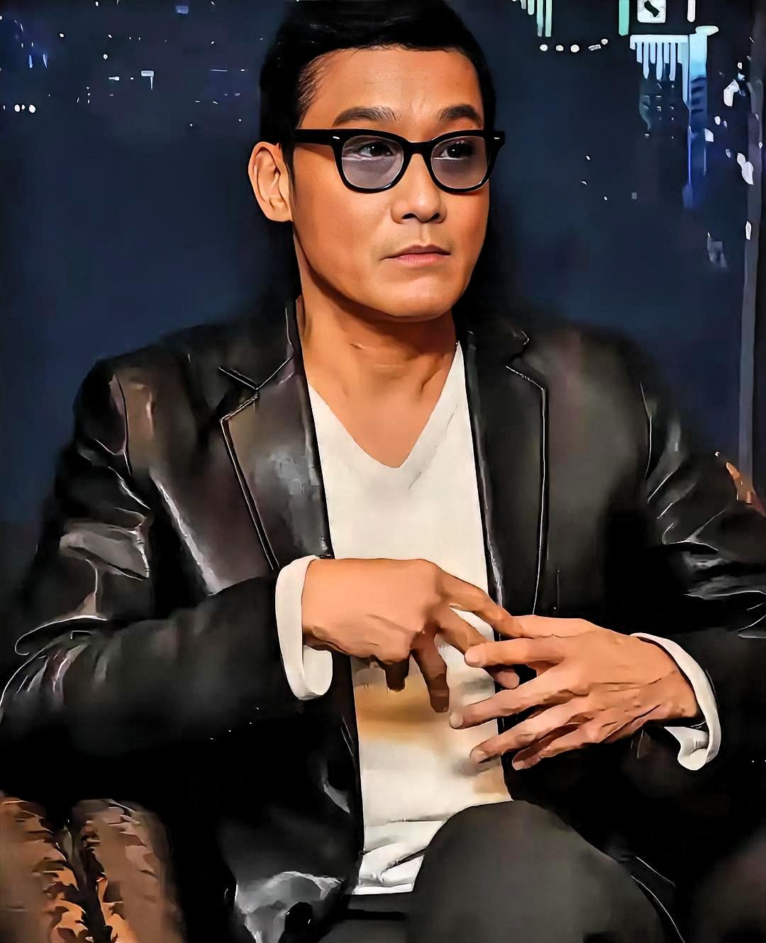 梁家辉说，在香港，明星走大街上，几乎没人围观。

他说，那边最受尊重的是老师、医