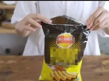冷知识：袋装零食轻松开口，来回揉搓袋口即可，无需费力撕扯边缘

平时吃零食，或者