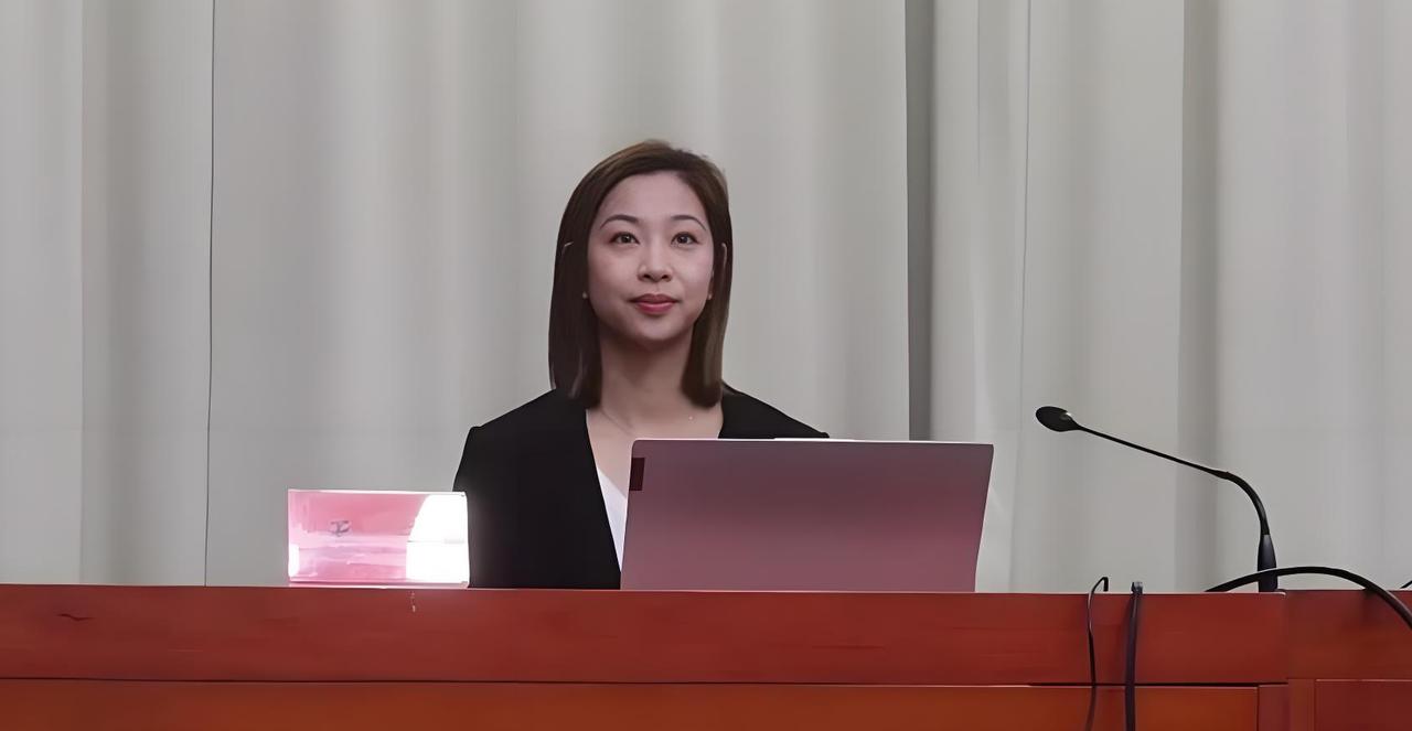 最近天津女排的人事变动挺大。原本的领队张静坤被换了，现在由王茜接替。这事在球迷群