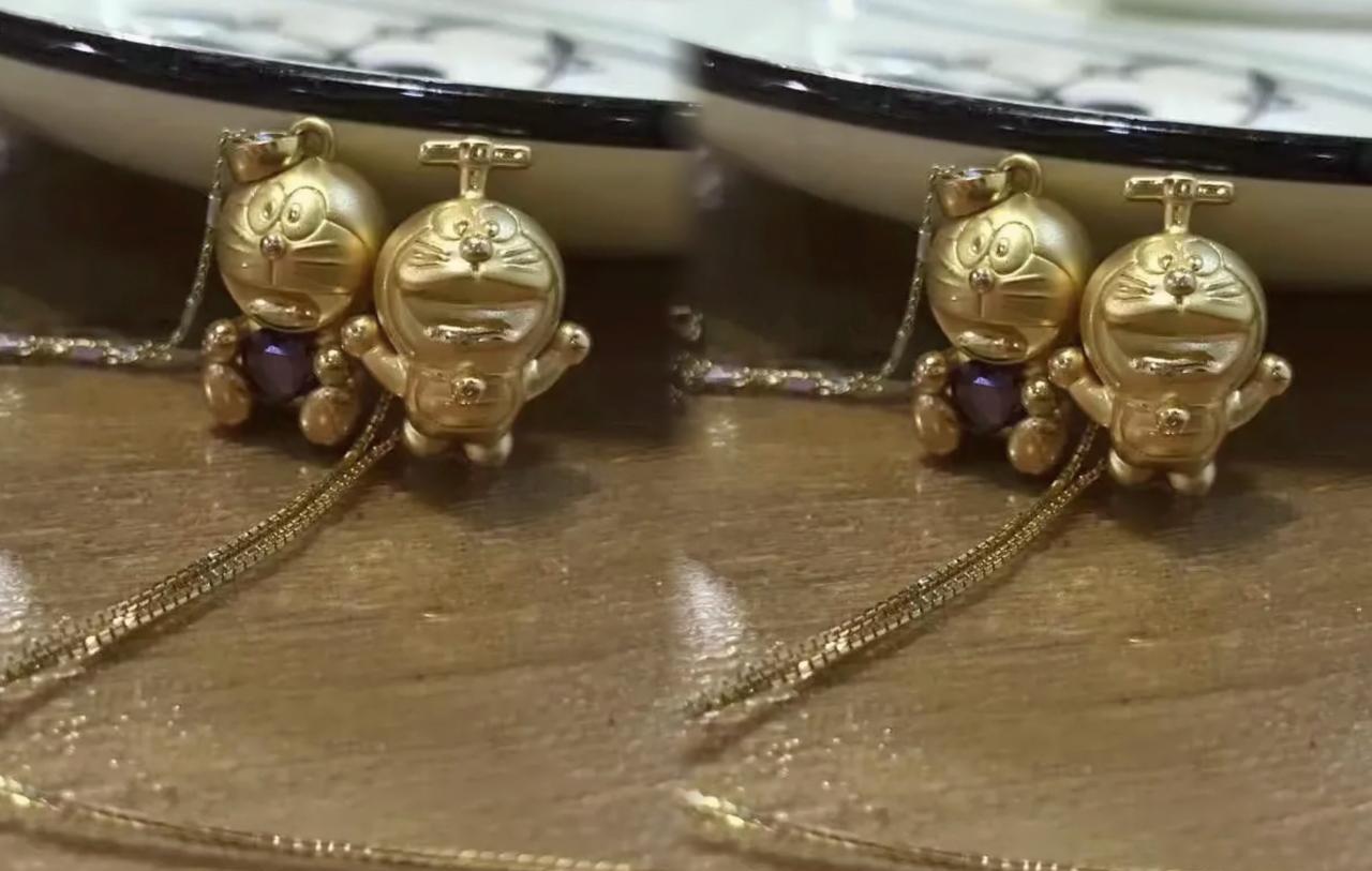 戴着金手镯的左手，可能正被人用红外线隔着墙瞄准。
这不是电影。
武汉刚破获的案子