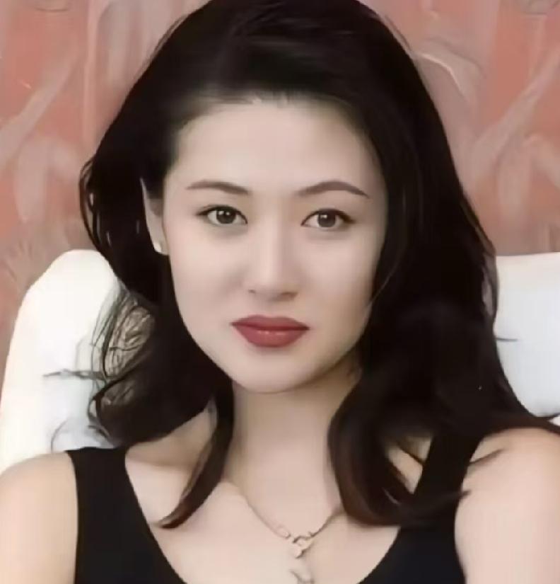 2002年，陈宝莲葬礼上，曾志伟和梁家辉当众喊出“孩子我们养”。

整个香港都在