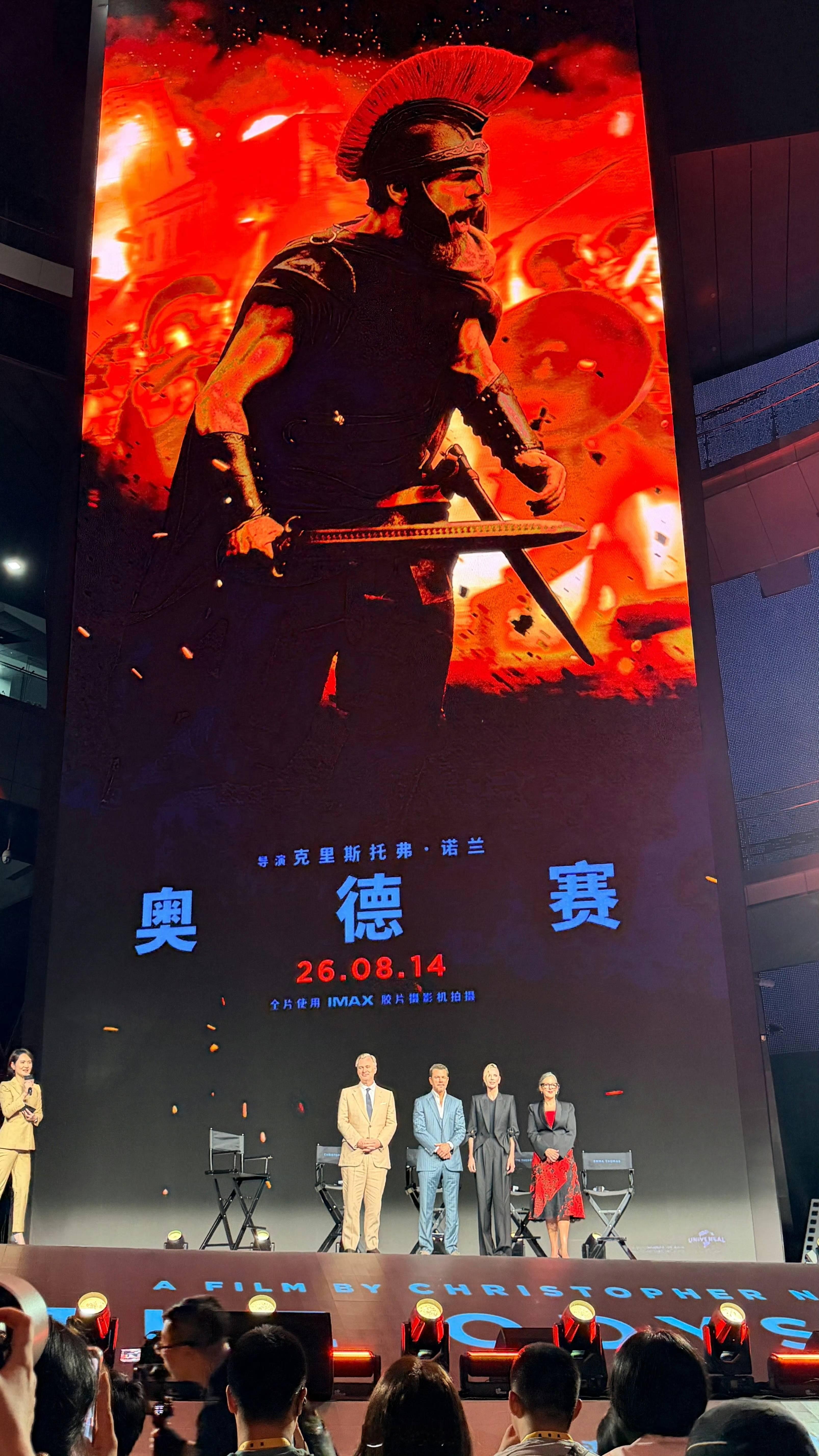 虽然她的动作不雅观，但是舞台的设置也有问题，不要啥都扯到那个层面，自己屁股长歪，
