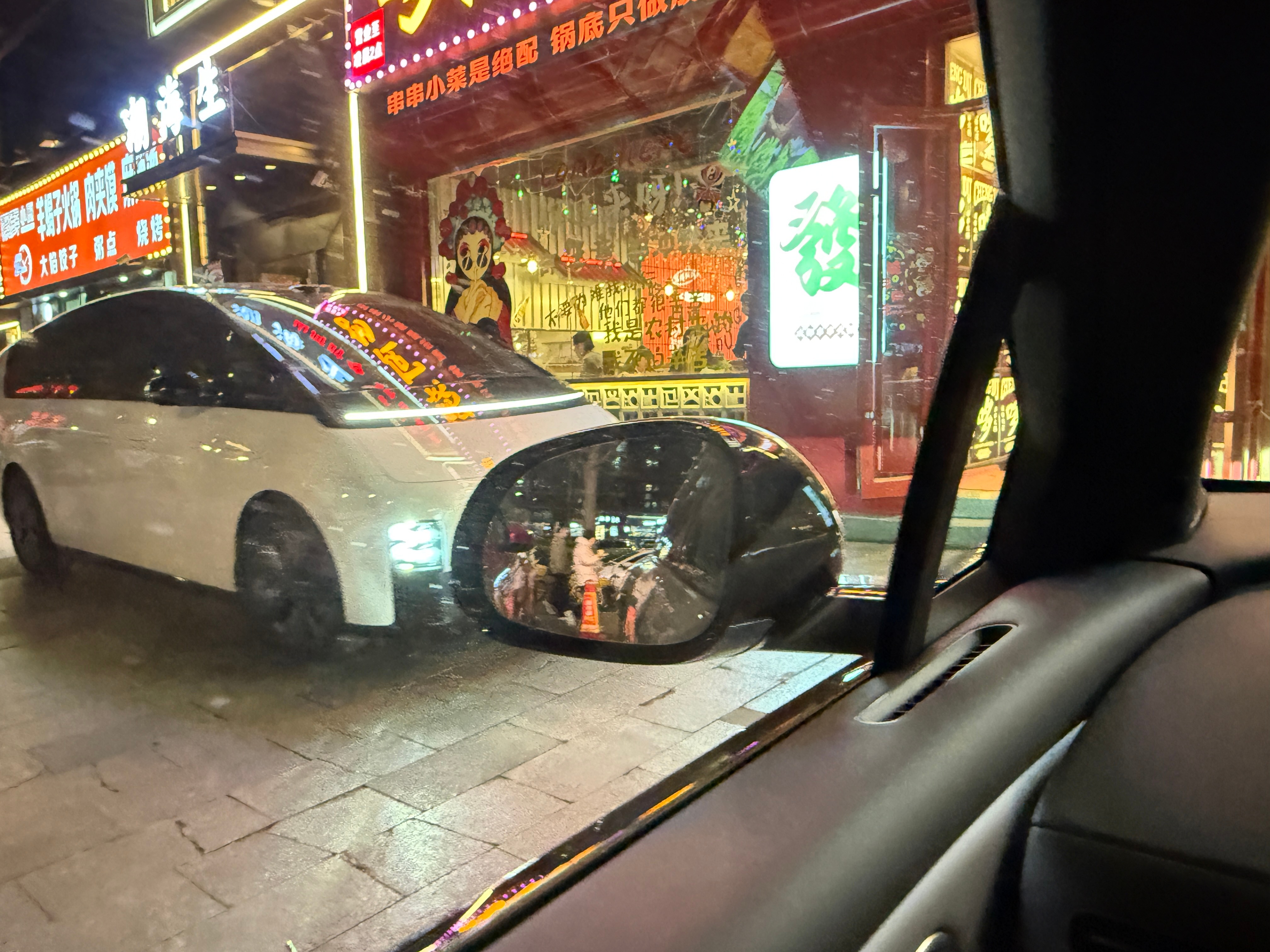 出停车位见到一个逆行，只能缩回来了换你们会让么？ 北京