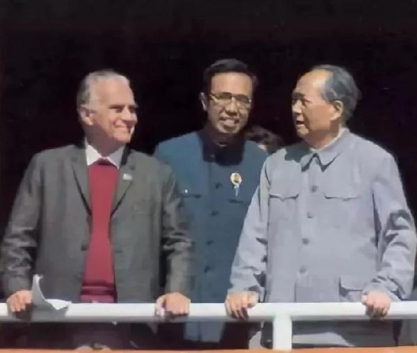 这张照片拍于1970年，毛主席身着灰色中山装，威武霸气的站在天安门城楼上。
  