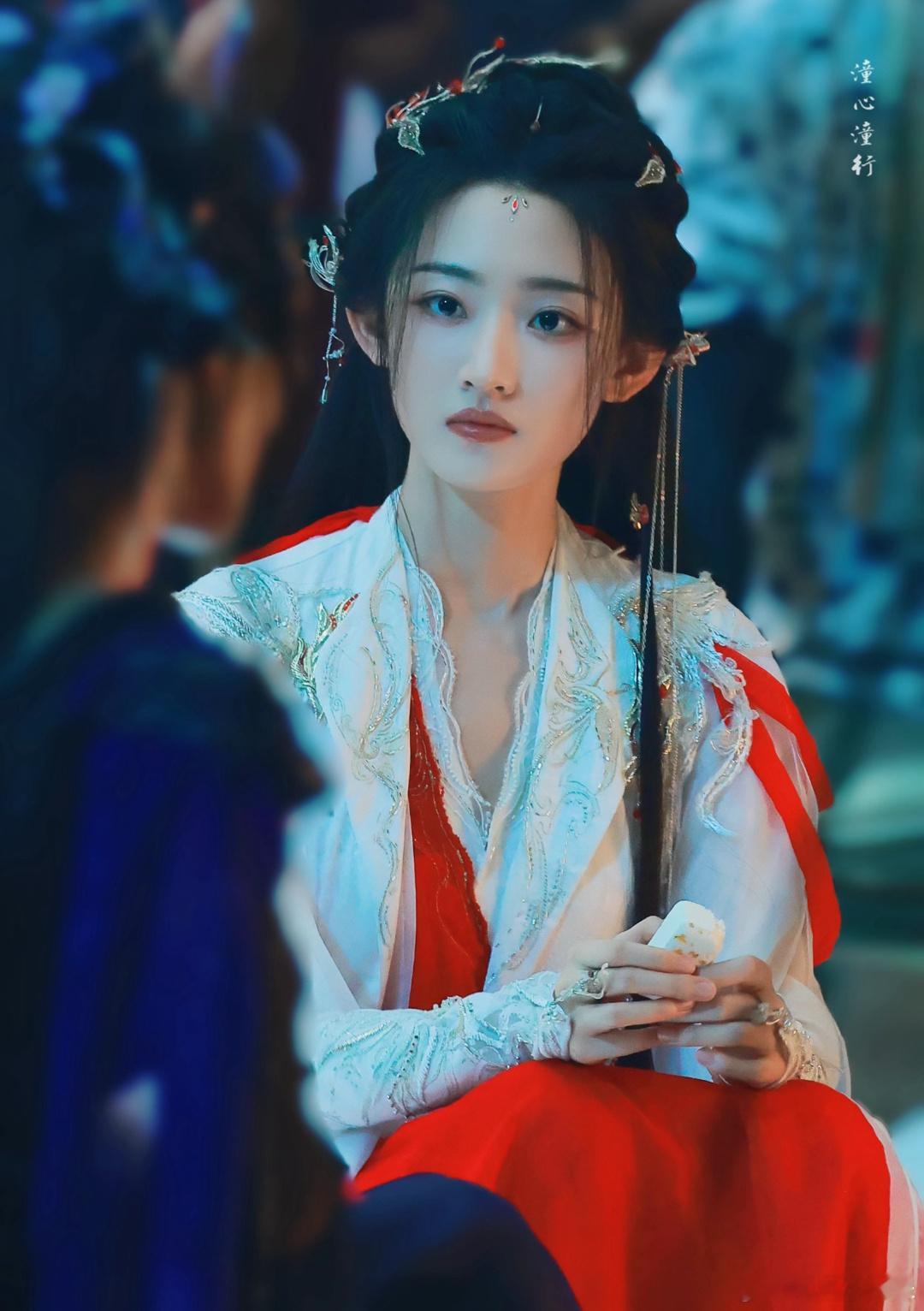 杨雨潼《暗河传》小神医白鹤淮的妆造真的像涂山家族的。 ​​​