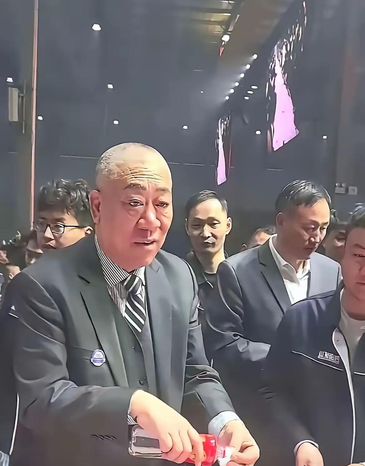 河南矿山的崔培军，刚把公司2.7亿利润中的1.8亿发给员工当奖金。结果开工第一天