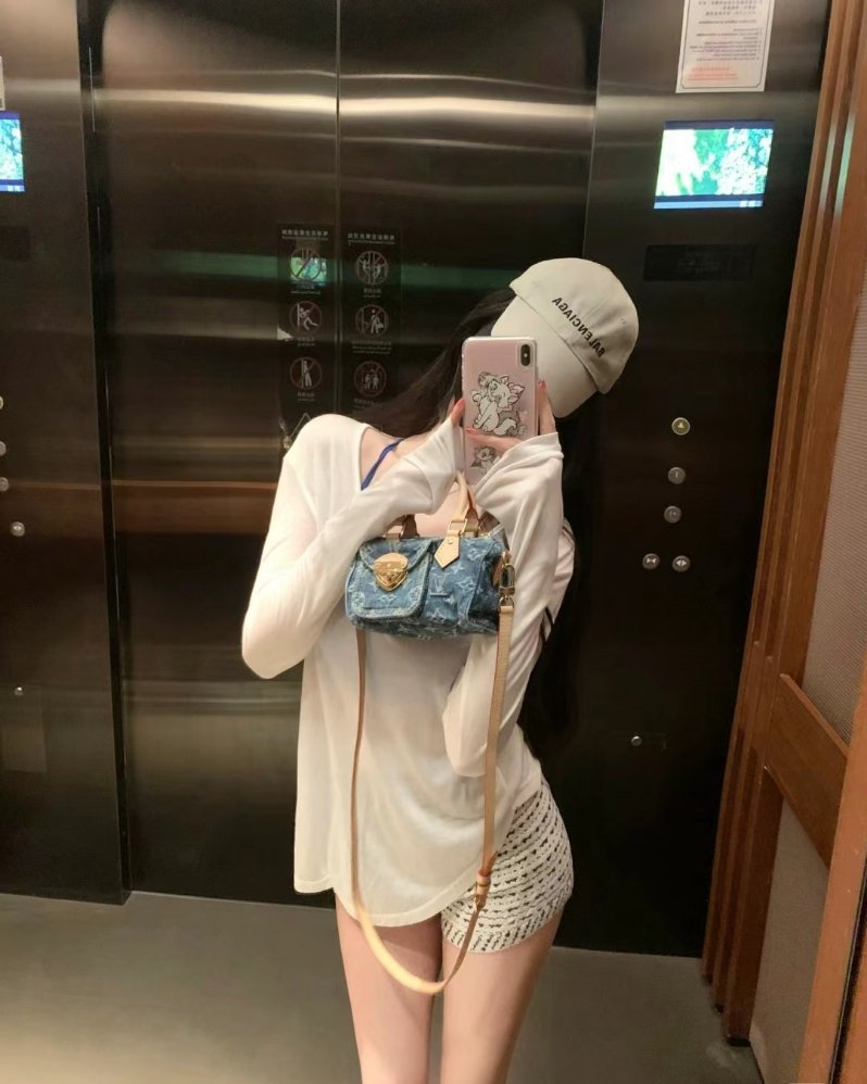 以前觉得无欲无求是件很酷的事 后来做到了 才发现这是很可怕一件事 . ​​​