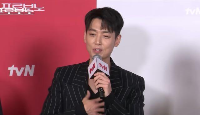 在发布会上被问啥时候结婚。
郑敬淏直接板着脸回了句：
“不要乱说话。
”
这句话