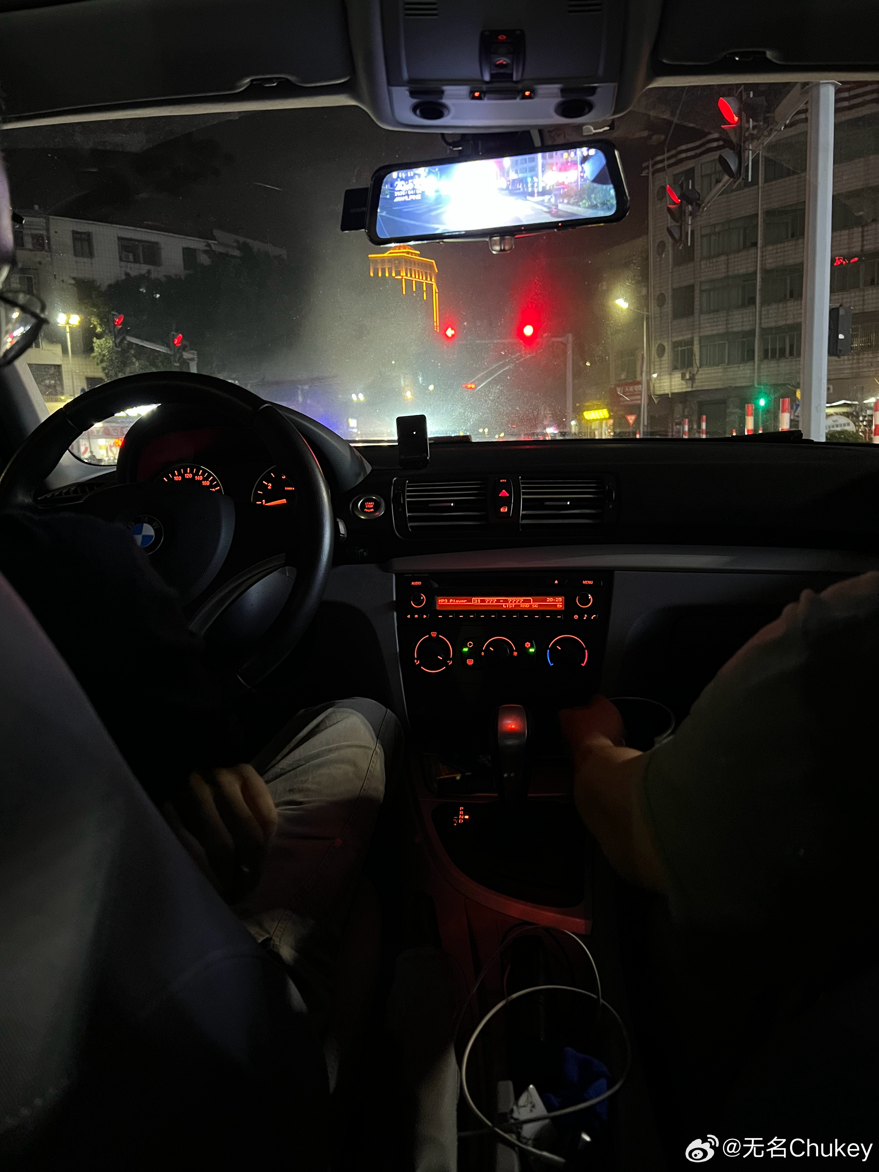 刚刚坐了一下1系的后排，其实如果前排座椅高度不调最低，能把脚放进去的话，坐姿和空