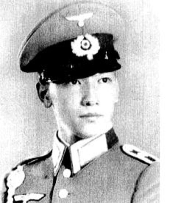 蒋介石次子蒋纬国逝世81岁，银行账户被公布，金额让人无语沉思！
1975年4月，