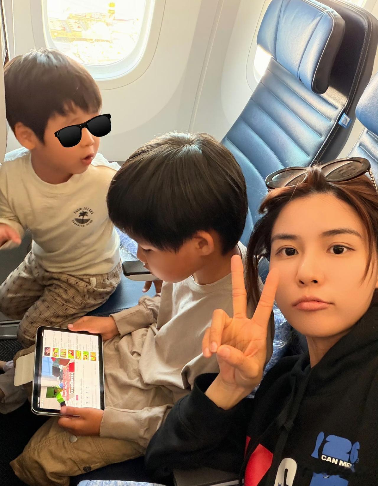 苏醒妻子带俩儿子滞留洛杉矶机场！
7月19日，苏醒妻子廖语辰晒照分享滞留洛杉矶机