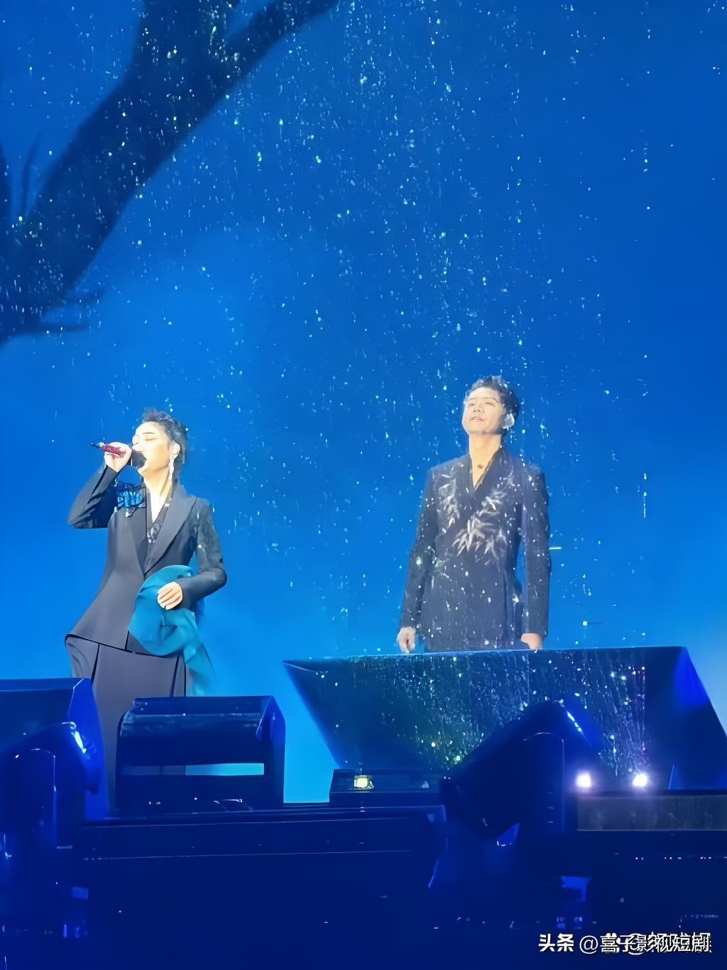 凤凰传奇演唱会：万人雨中大合唱，震撼又浪漫

暴雨倾盆，却浇不灭歌迷热情。凤凰传