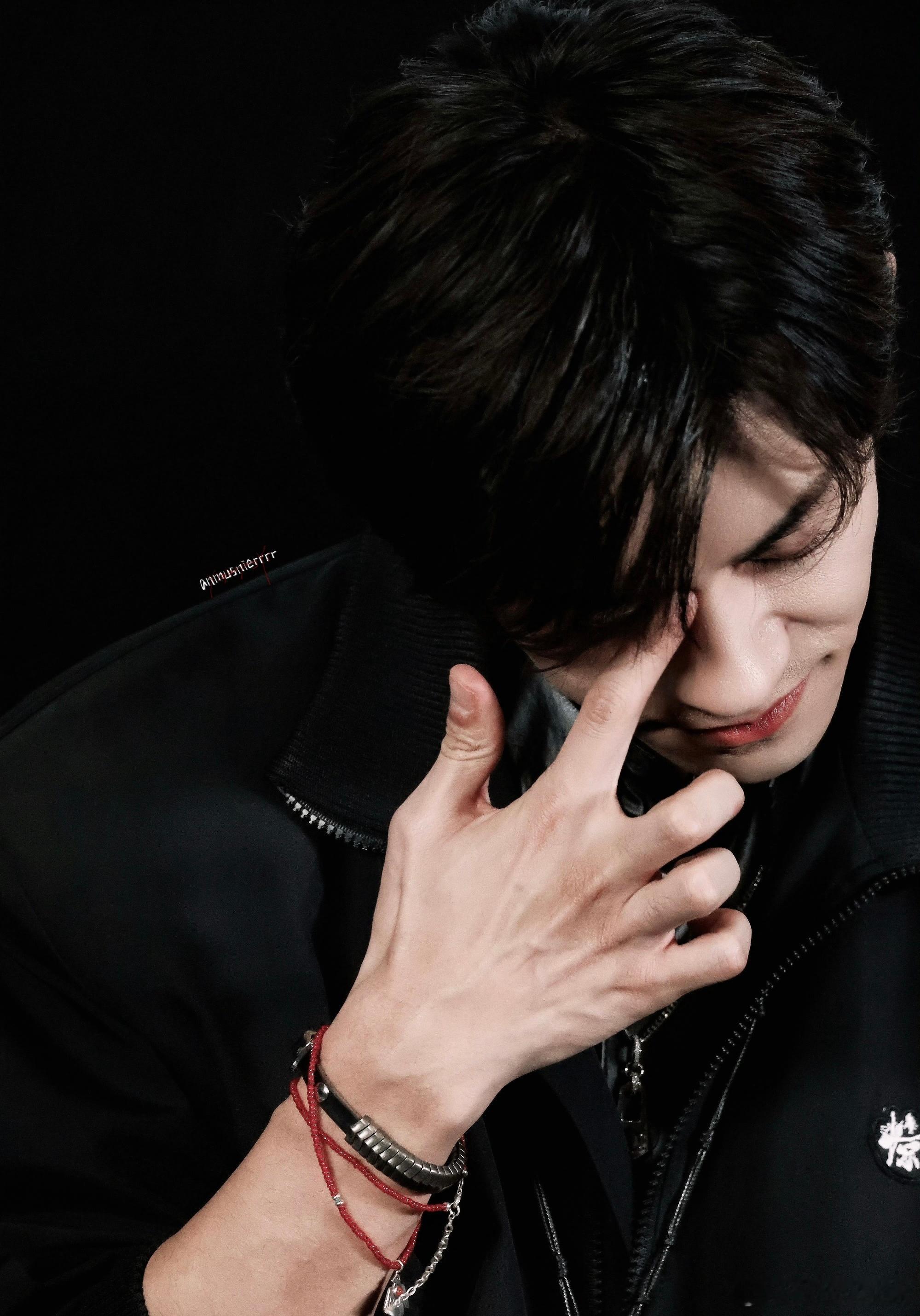 易烊千玺这个手 手指比例太优越了，又长又直又白，随便一个抬手的动作都让人移不开目